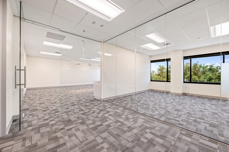 3033 N 44th St, Phoenix, AZ à louer - Photo du bâtiment - Image 3 de 11