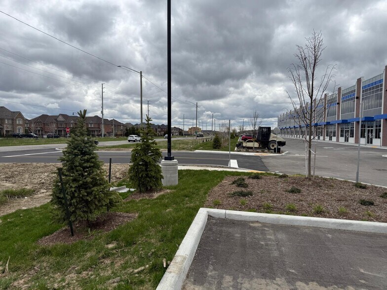 10900 Dixie Rd, Brampton, ON à vendre - Photo du bâtiment - Image 3 de 8