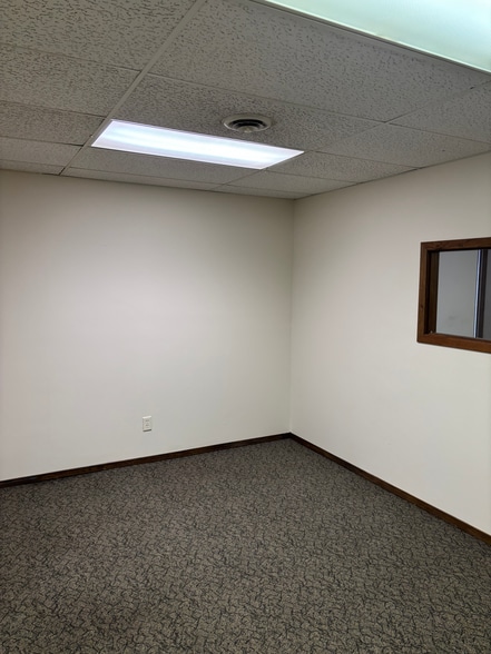 1000 8th St SE, Detroit Lakes, MN for lease - Interior Photo - Image 2 of 4