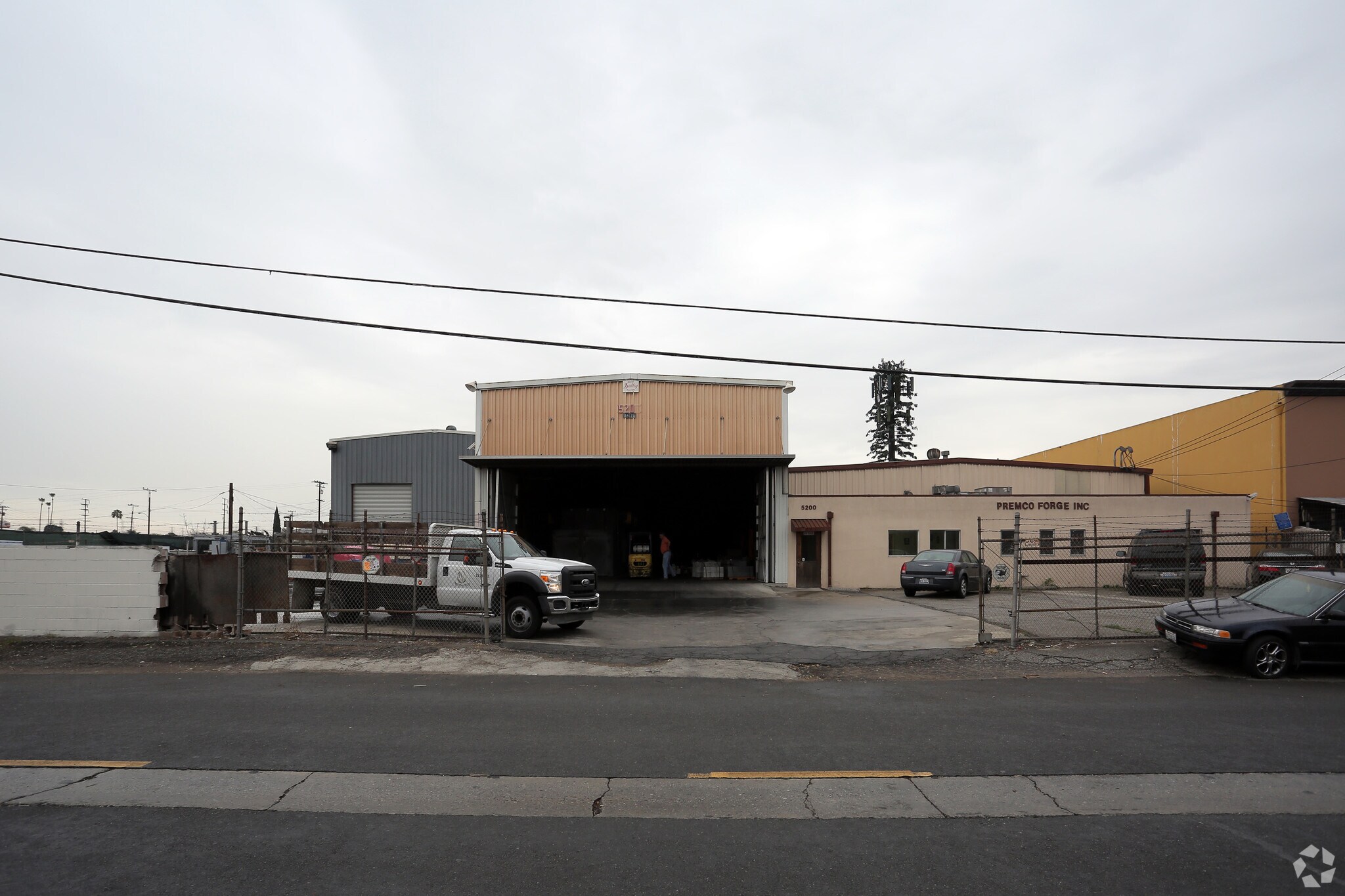 5200 E Tweedy Blvd, South Gate, CA for lease Primary Photo- Image 1 of 5