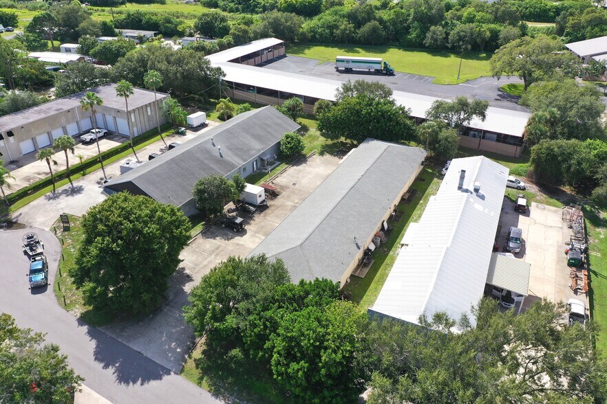 637 2nd Ln, Vero Beach, FL à vendre - Photo du bâtiment - Image 2 de 12