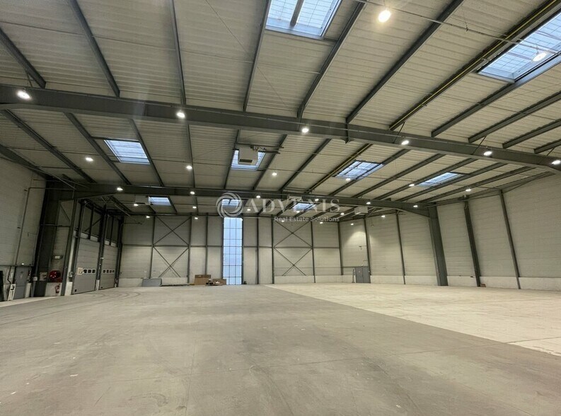 Flex in Le Mesnil Amelot for lease - Interior Photo - Image 3 of 12