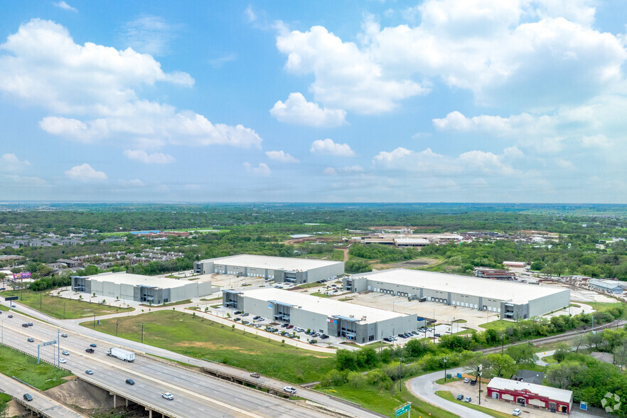 I-35 E, Denton, TX à louer - Photo du bâtiment - Image 1 de 31