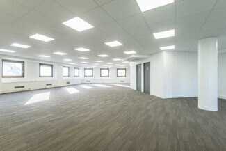 Plus de détails pour 1 Rond Point De L'Europe, La Garenne-Colombes - Bureau à louer