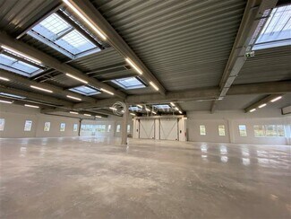 Plus de détails pour 3 Boulevard Jean Moulin, Élancourt - Local d'activités à louer