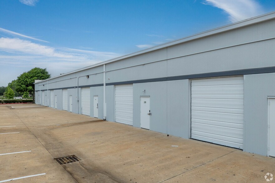 12615 W Airport Blvd, Sugar Land, TX à louer - Photo du bâtiment - Image 3 de 9