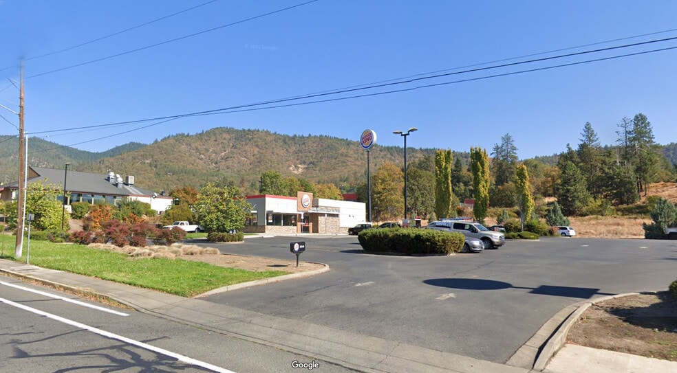 1835 NE 7th St, Grants Pass, OR for lease - Building Photo - Image 2 of 6