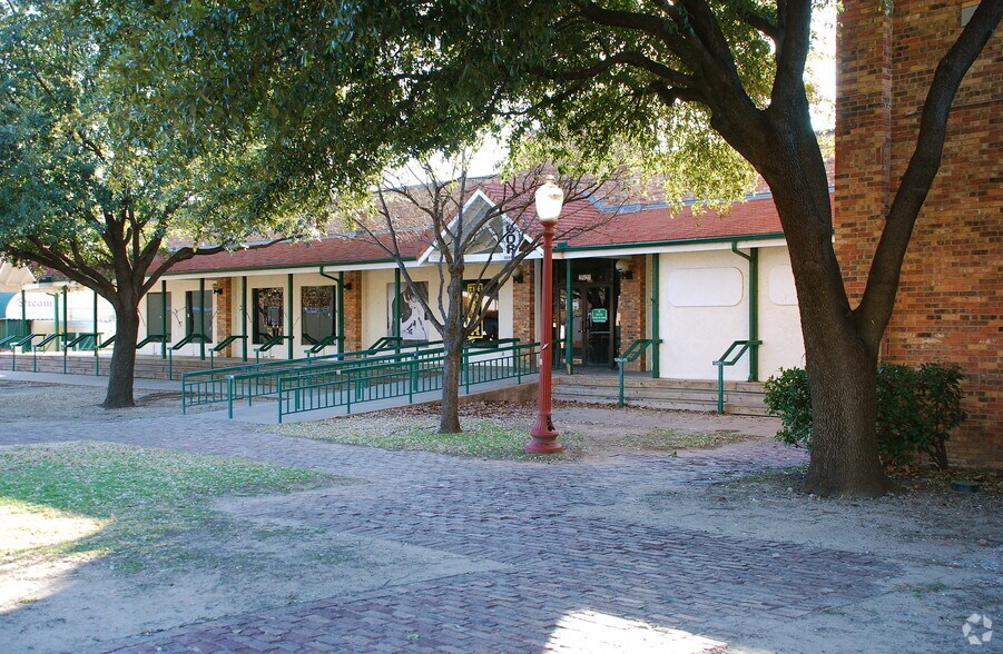2521-2525 Rodeo Plz, Fort Worth, TX à louer - Photo du bâtiment - Image 2 de 4