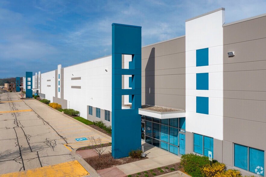 6400-6430 W Howard St, Niles, IL for lease - Building Photo - Image 3 of 8