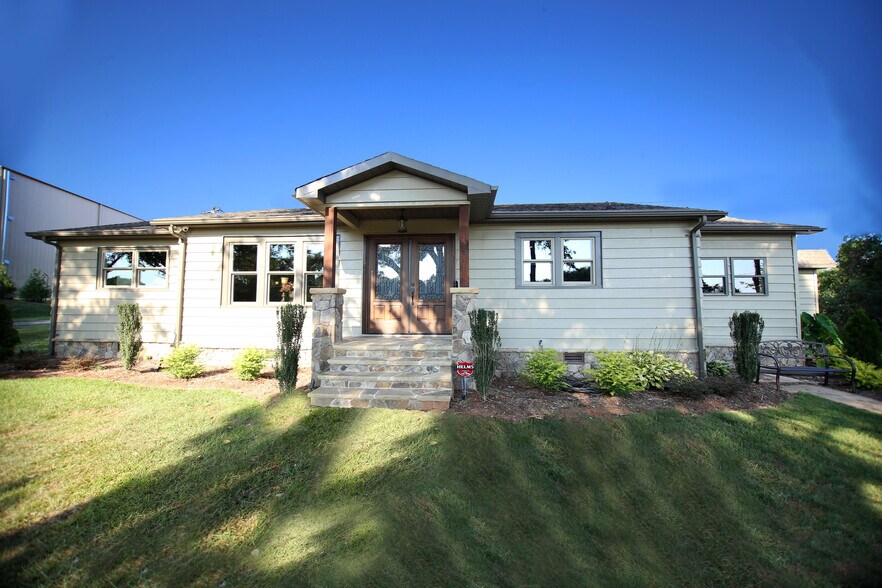 1697 NC-16 Business, Denver, NC à louer - Photo principale - Image 1 de 10