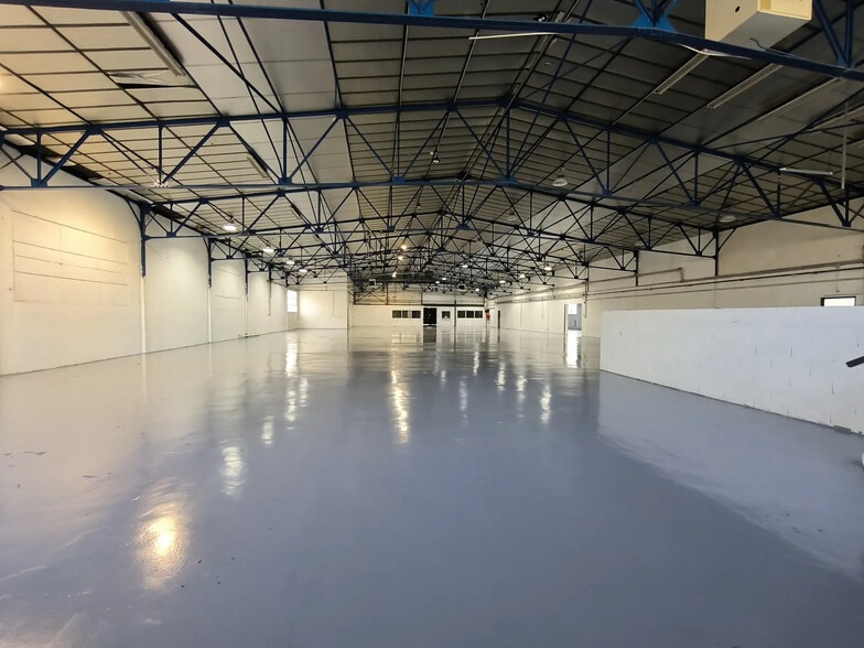 Office in Nanterre for lease - Interior Photo - Image 2 of 6