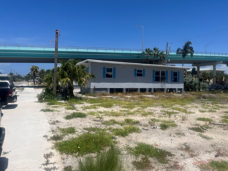 1039 3rd St, Fort Myers, FL for sale - Building Photo - Image 2 of 8