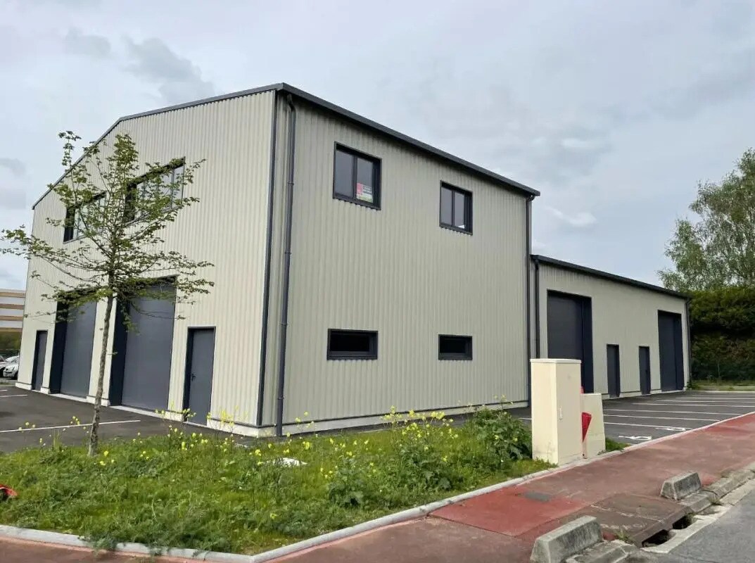 Flex in Senlis for lease Building Photo- Image 1 of 4