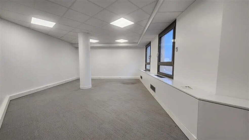 Office in La Garenne-Colombes for lease - Building Photo - Image 2 of 6