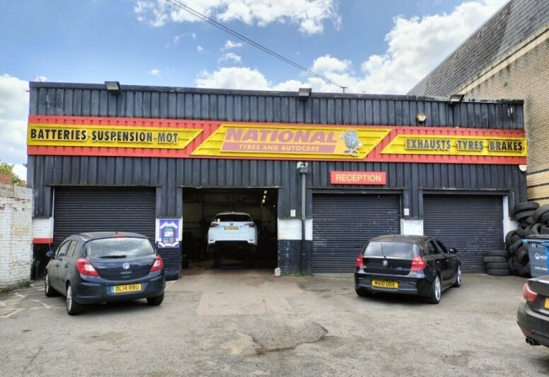 67 Boundary Rd, Woking à louer - Photo du bâtiment - Image 1 de 5