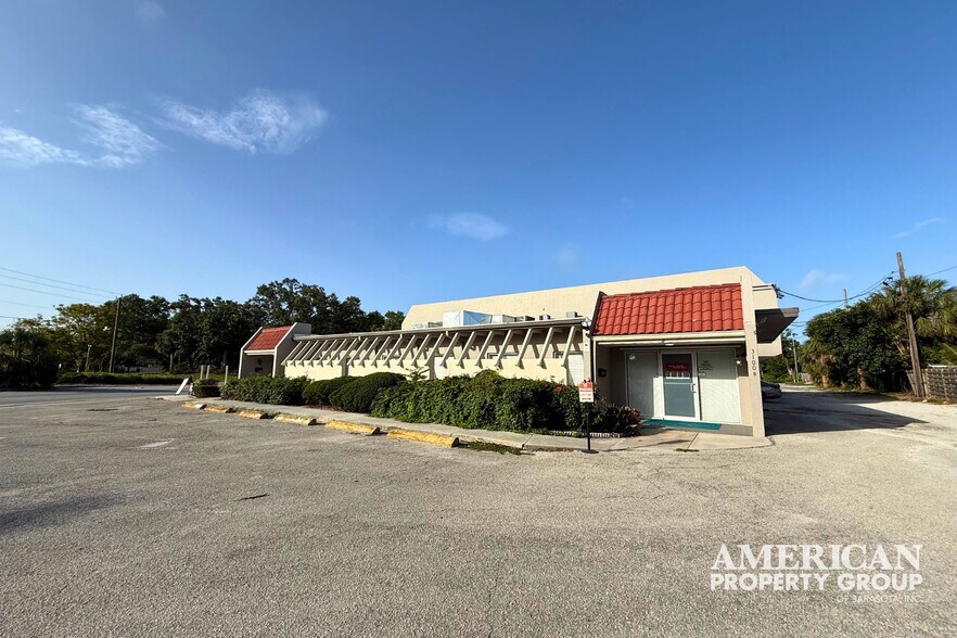 3100 Southgate Cir, Sarasota, FL à vendre - Photo du bâtiment - Image 2 de 8