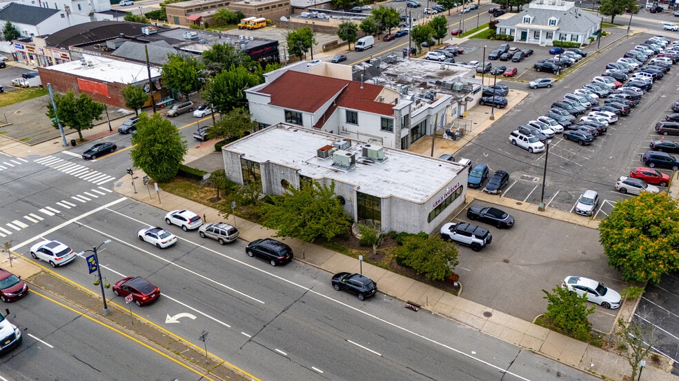 88 Broadway, Hicksville, NY for lease - Primary Photo - Image 1 of 22