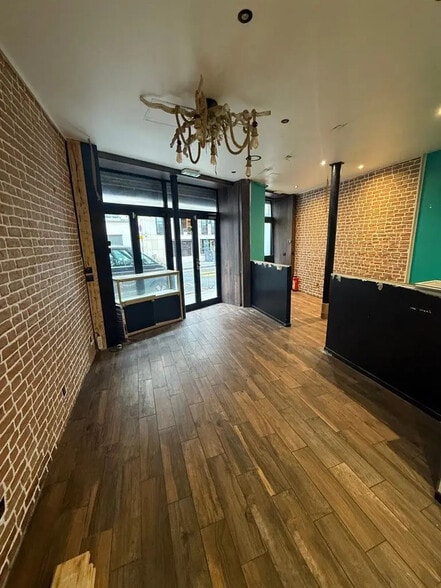Retail in Paris for lease - Interior Photo - Image 1 of 7