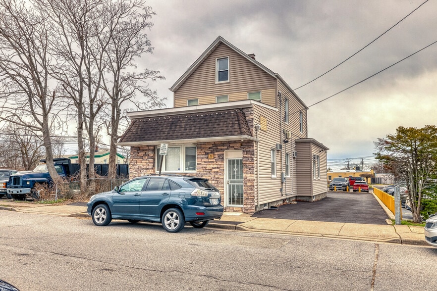 15 E Carl St, Hicksville, NY for sale - Building Photo - Image 3 of 7