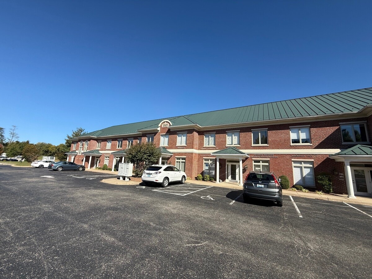 2527 Nelson Miller Pky, Louisville, KY 40223 - Unit 105 - - Interior Photo - Image 1 of 12