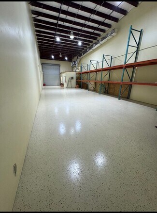 Plus de détails pour 410-446 NW Lake Whitney Pl, Port Saint Lucie, FL - Local d'activités à louer