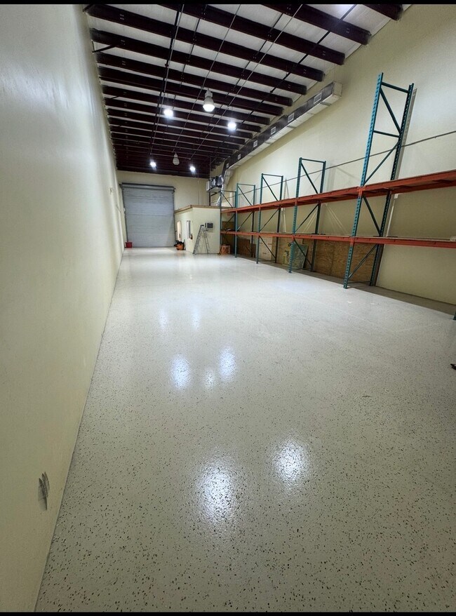 Plus de détails pour 410-446 NW Lake Whitney Pl, Port Saint Lucie, FL - Local d'activités à louer