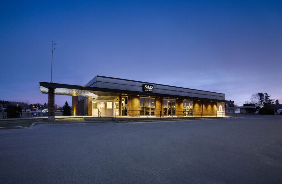 705 Av Du Pont N, Alma, QC à louer - Photo du bâtiment - Image 3 de 13