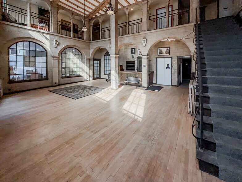 25 Hartford St, Rumford, ME à vendre - Photo du bâtiment - Image 2 de 28