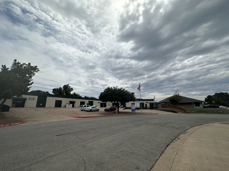 1131 S Airport Cir, Euless, TX for lease - Building Photo - Image 2 of 3