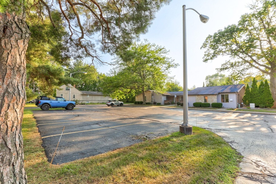 2215 N Center Rd, Saginaw, MI à vendre - Photo du bâtiment - Image 2 de 29