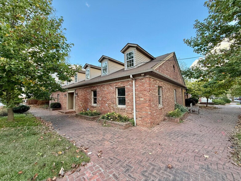 9 All Souls Cres, Asheville, NC à vendre - Photo du bâtiment - Image 1 de 9