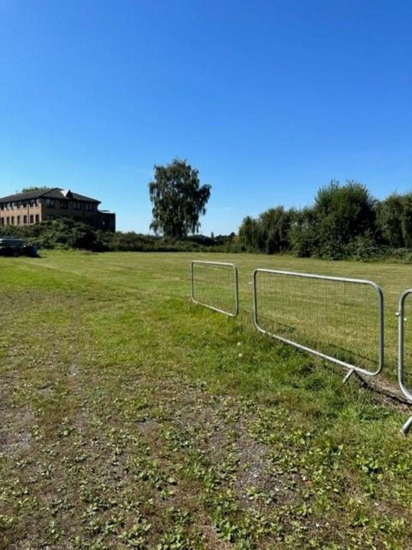 Land At Sandown Park, Esher à louer Photo du bâtiment- Image 1 de 3