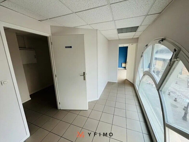 Office in Poissy for lease - Interior Photo - Image 3 of 4