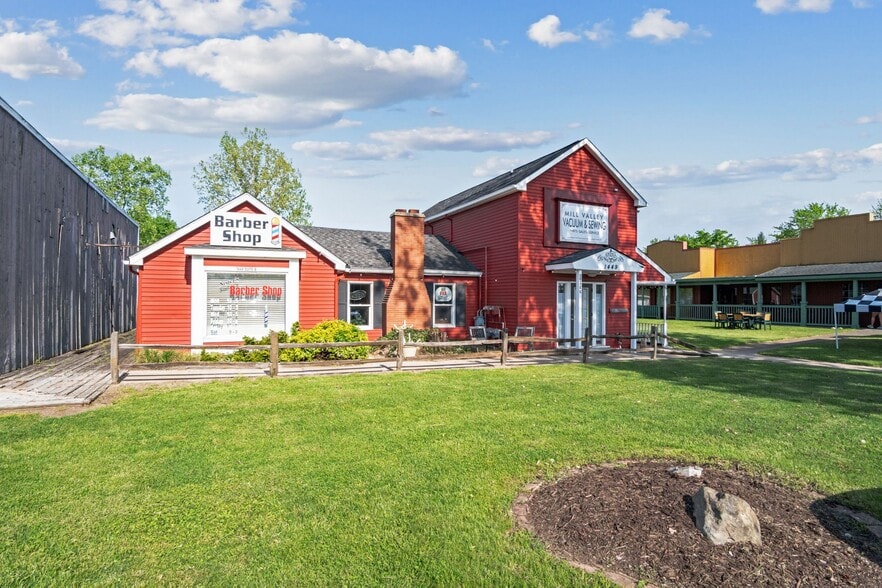 1449 S Milford Rd, Highland Township, MI à louer - Photo du bâtiment - Image 2 de 5
