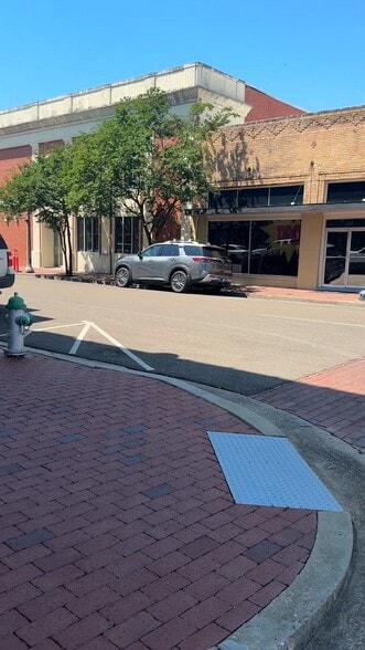 114 W Market St, Greenwood, MS for lease - Commercial Listing Video - Image 2 of 16