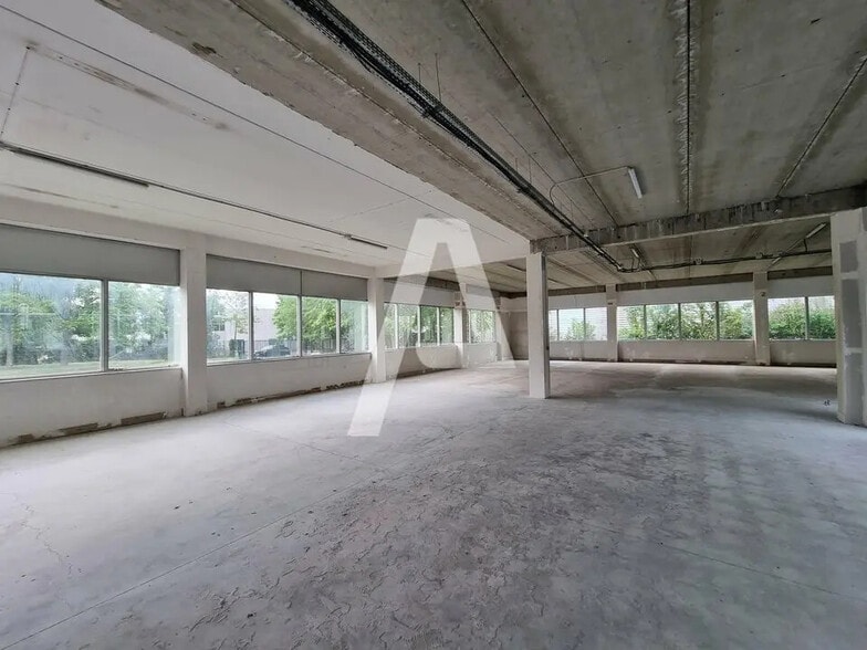 Flex in Les Ulis for lease - Building Photo - Image 3 of 7