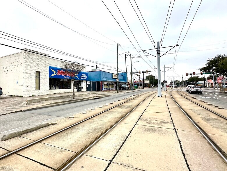 Retail-Industrial Redevelopment portefeuille de 5 propriétés à vendre sur LoopNet.ca - Photo du bâtiment - Image 3 de 12