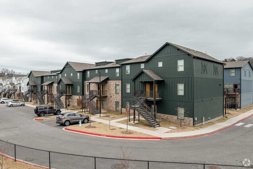 1369 W Stadium Dr, Fayetteville, AR à louer - Photo du bâtiment - Image 2 de 5