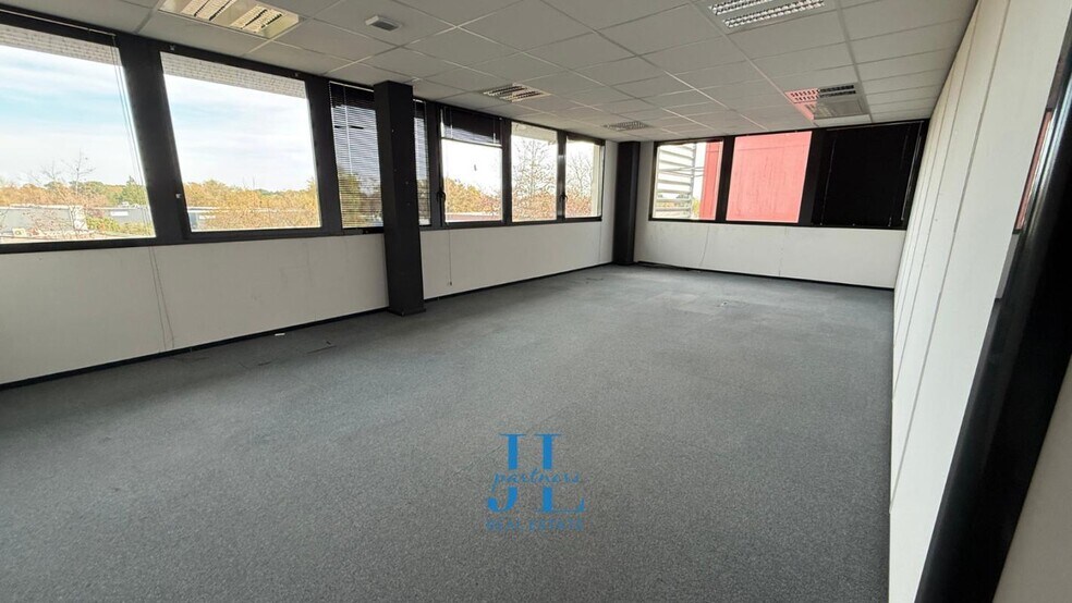 Office in Gradignan for lease - Interior Photo - Image 3 of 8