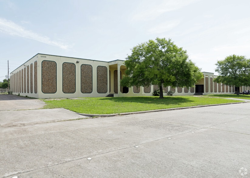 10506 Kinghurst Dr, Houston, TX for lease - Primary Photo - Image 1 of 1