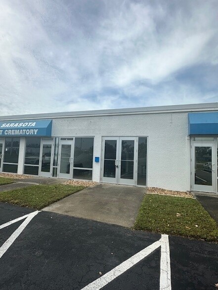 1410 Commerce Blvd, Sarasota, FL for lease - Building Photo - Image 2 of 9