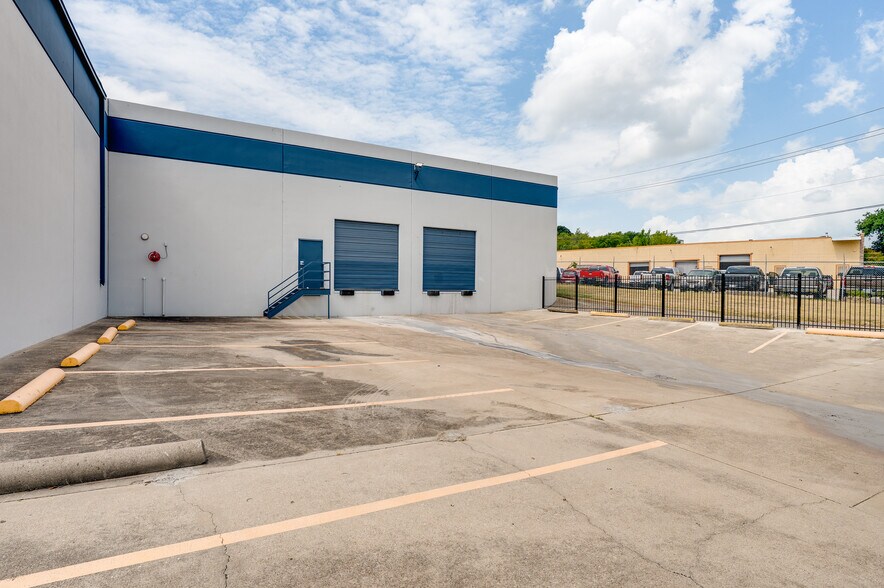 2570 W Commerce St, Dallas, TX à louer - Photo du bâtiment - Image 2 de 7