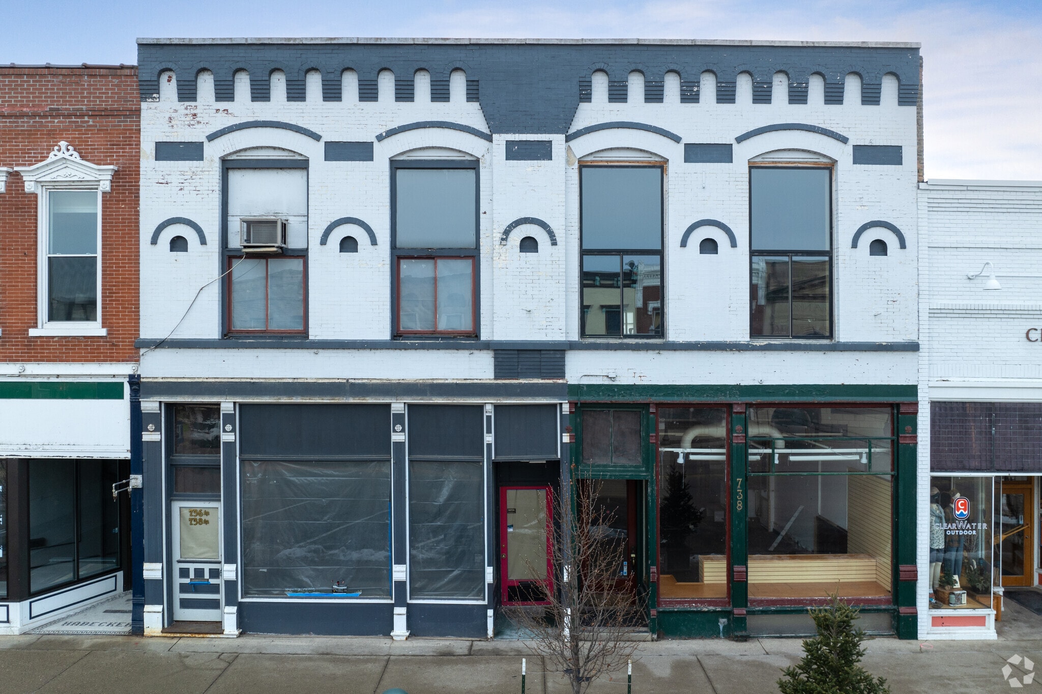 736 & 738 W Main St portfolio of 2 properties for sale on LoopNet.ca Primary Photo- Image 1 of 3