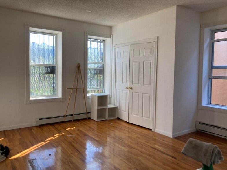 466 Prospect Pl, Brooklyn, NY for sale - Interior Photo - Image 3 of 18