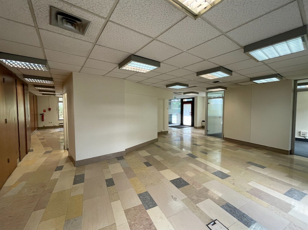 Office in Neuilly-sur-Seine for lease Interior Photo- Image 1 of 5