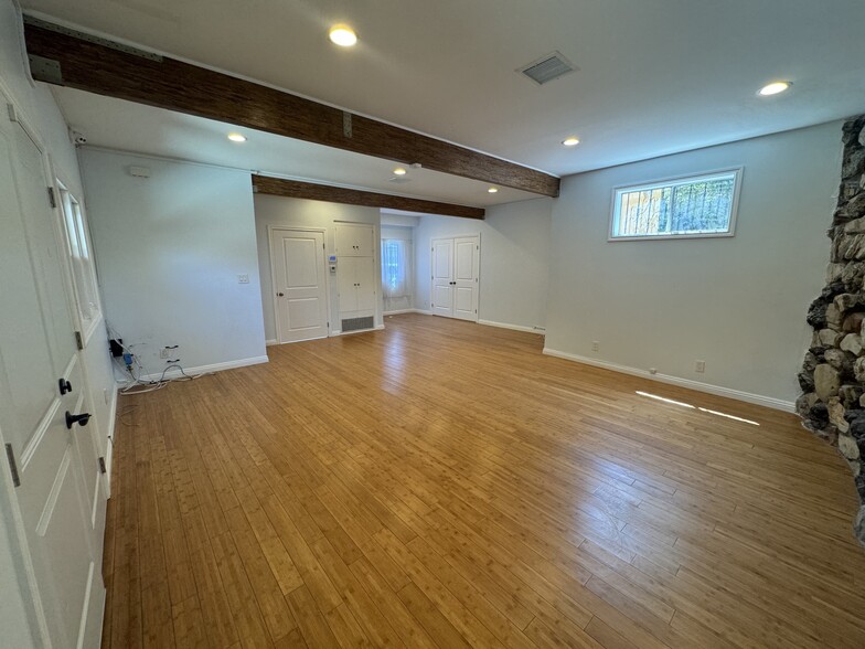 10520-10520 1/2 Victory Blvd, North Hollywood, CA for lease - Building Photo - Image 3 of 6