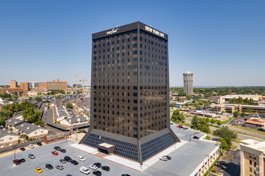 3030 NW Expressway, Oklahoma City, OK à louer - Photo du bâtiment - Image 1 de 22