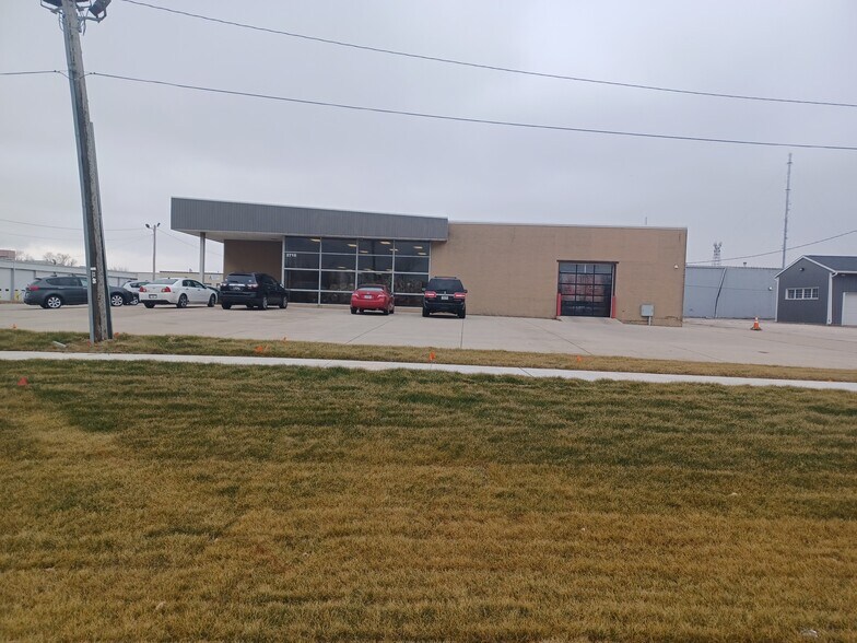 2710 6th St SW, Cedar Rapids, IA à vendre - Photo du bâtiment - Image 2 de 7