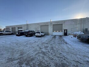 9730-9738 51st Ave NW, Edmonton, AB à louer Photo intérieure- Image 2 de 5