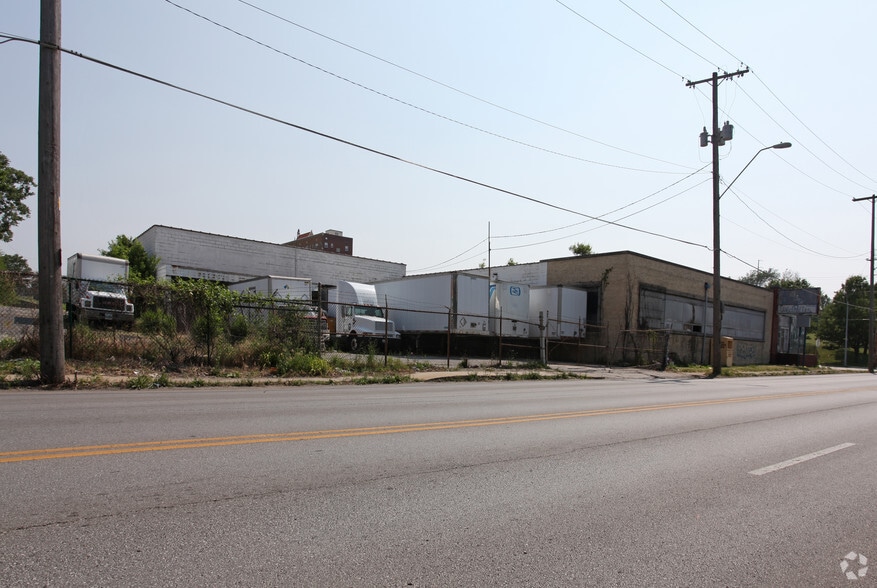 1301 E 31st St, Kansas City, MO for lease - Primary Photo - Image 1 of 21